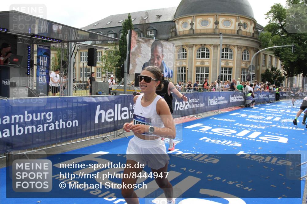 29.06.2025 - hella hamburg halbmarathon Michael Strokosch http://msf.ph/oto/8444947 29.06.2025 10:26:47 Ziel 1065, 10848, 19076 meine-sportfotos.de