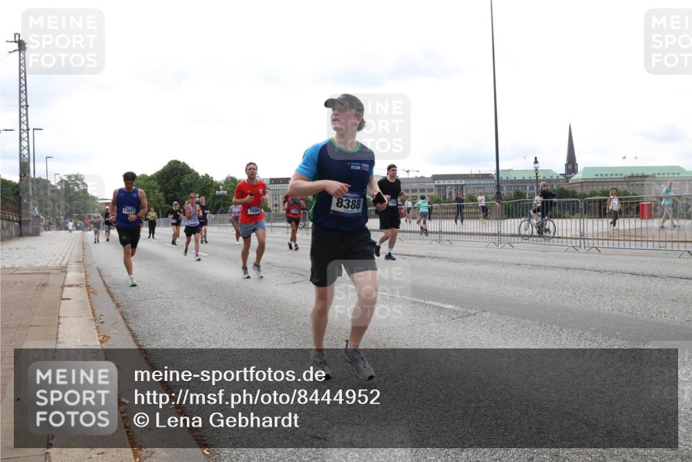 29.06.2025 - hella hamburg halbmarathon Lena Gebhardt http://msf.ph/oto/8444952 29.06.2025 10:29:53 Lombardsbrücke 13031, 1694, 8388, 1063, 1097, 1547, 1661, 1694, 2302, 2699, 3311, 3524, 3573, 3613, 4349, 4395, 4580, 5063, 5322, 5350, 6285, 6598, 6626, 6725, 7517, 7832, 8388, 8792, 8941, 9095, 9937, 10162, 10322, 10996, 11249, 11269, 11376, 11444, 11634, 12086, 12216, 12227, 12305, 12537, 13031, 13382, 13810, 14304, 15266, 16182, 16306, 16659, 16662, 16735, 16769, 17496, 17529, 17945, 18298, 18299, 18385, 18503 meine-sportfotos.de