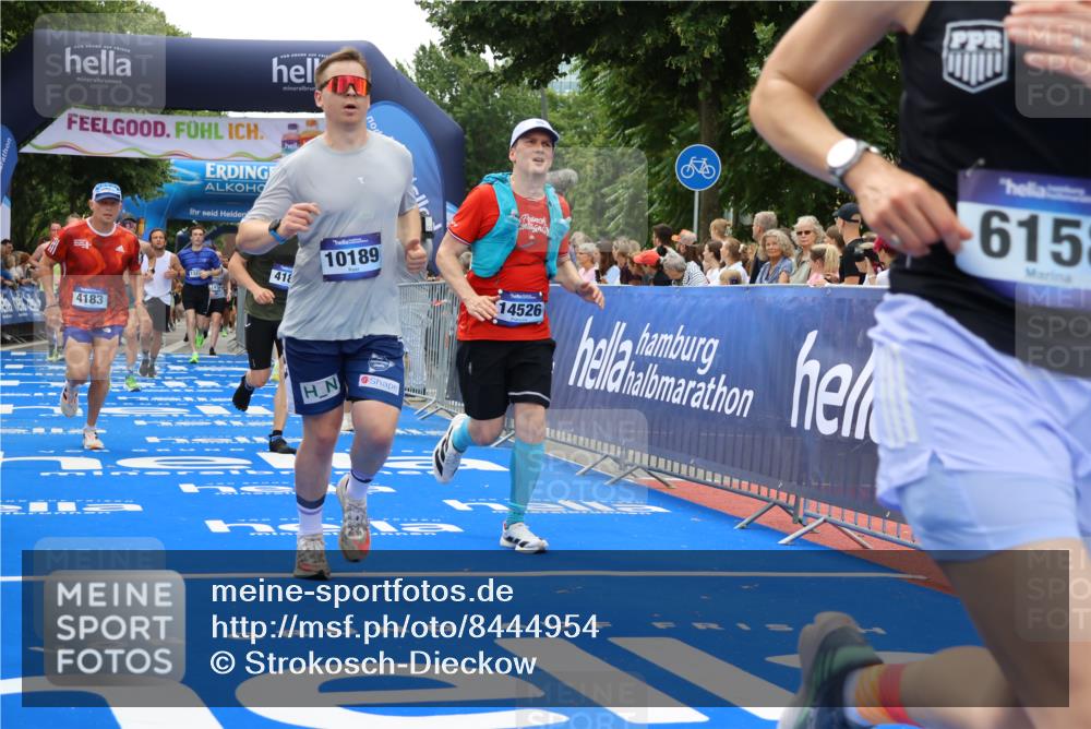29.06.2025 - hella hamburg halbmarathon Strokosch-Dieckow http://msf.ph/oto/8444954 29.06.2025 10:49:19 Ziel 1342, 1476, 2013, 4183, 4185, 6158, 8112, 9348, 10053, 10189, 11779, 11819, 12670, 13269, 13450, 14526, 14838, 15422, 15784, 15894, 15966, 16369, 16891, 18887 meine-sportfotos.de