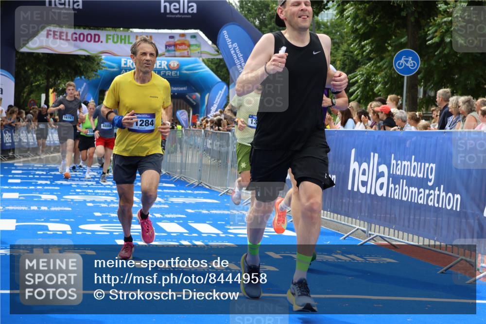 29.06.2025 - hella hamburg halbmarathon Strokosch-Dieckow http://msf.ph/oto/8444958 29.06.2025 10:39:39 Ziel 1358, 4398, 4888, 7152, 7154, 9265, 11284, 11806, 13190, 14077, 14204, 15094, 15336, 15435, 15744, 15828, 16580, 16761, 17005, 17215, 17360, 17425, 17792, 18013, 18154, 18285, 18803 meine-sportfotos.de