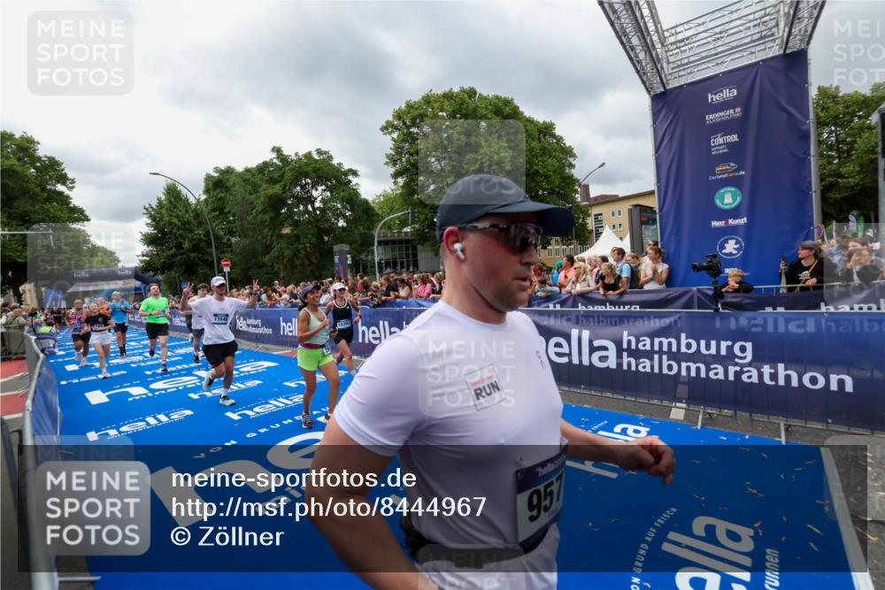 29.06.2025 - hella hamburg halbmarathon Zöllner http://msf.ph/oto/8444967 29.06.2025 10:57:22 Ziel 2417, 2676, 4940, 5926, 6272, 8585, 9450, 9577, 9934, 10383, 11590, 12014, 12590, 13664, 15229, 15664, 16625, 17660, 17779, 17848, 17993 meine-sportfotos.de