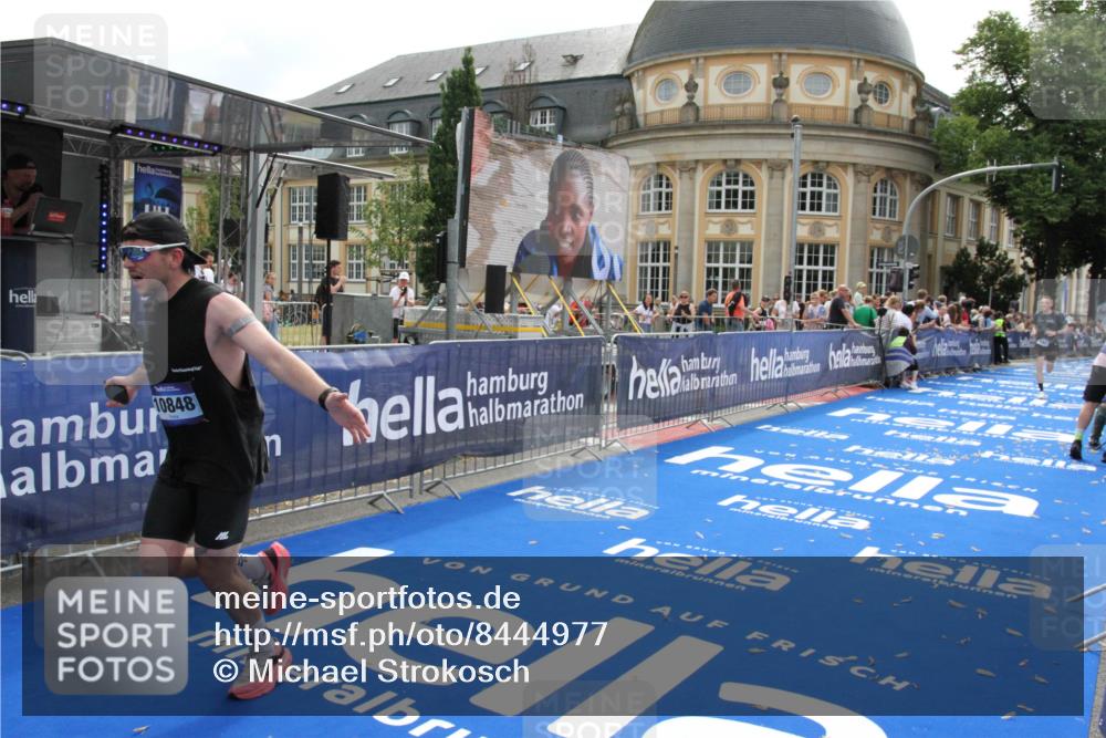 29.06.2025 - hella hamburg halbmarathon Michael Strokosch http://msf.ph/oto/8444977 29.06.2025 10:26:48 Ziel 1065, 10848, 19076 meine-sportfotos.de