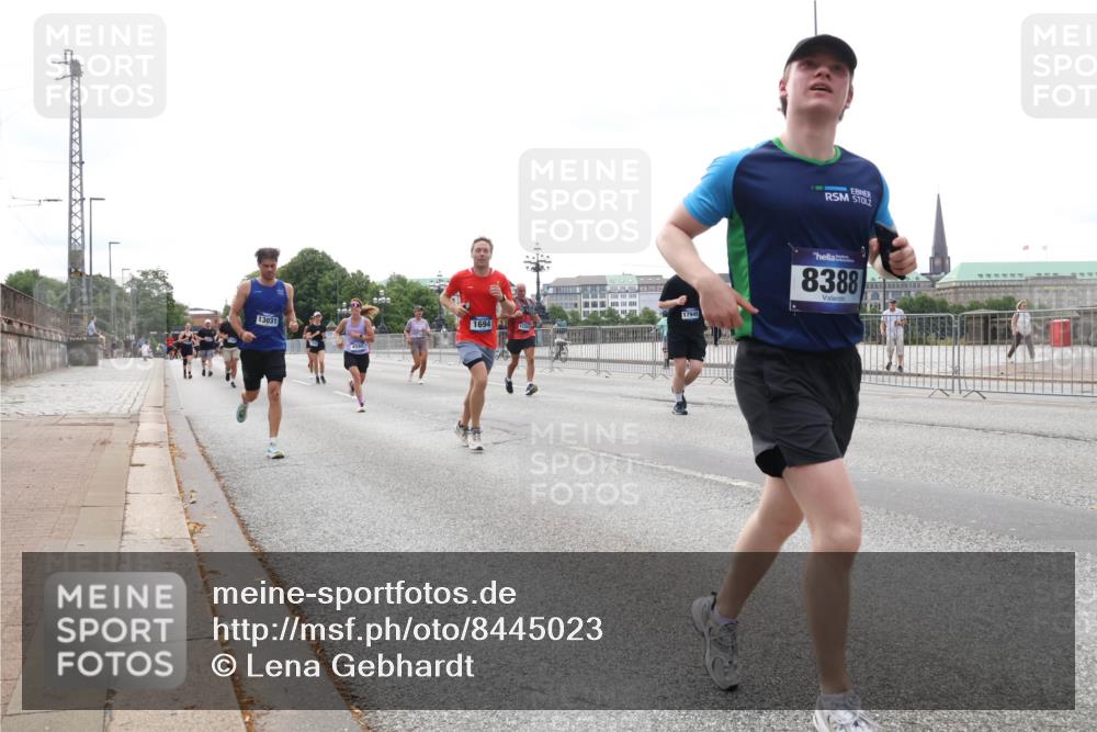 29.06.2025 - hella hamburg halbmarathon Lena Gebhardt http://msf.ph/oto/8445023 29.06.2025 10:29:54 Lombardsbrücke 13031, 1694, 1230, 17945, 8388, 1063, 1097, 1547, 1661, 1694, 2302, 2699, 3311, 3524, 3573, 3613, 4349, 4395, 4580, 5063, 5322, 5350, 6285, 6598, 6626, 7517, 7832, 8388, 8792, 8941, 9095, 9937, 10162, 10322, 10996, 11249, 11269, 11376, 11444, 11634, 12086, 12216, 12227, 12305, 12537, 12710, 13031, 13382, 13810, 14304, 15266, 16182, 16306, 16601, 16604, 16659, 16662, 16735, 16769, 17496, 17529, 17945, 18298, 18299, 18385, 18503 meine-sportfotos.de