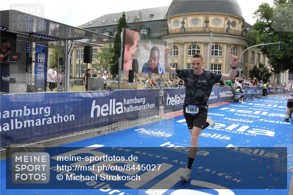 29.06.2025 - hella hamburg halbmarathon Michael Strokosch http://msf.ph/oto/8445027 29.06.2025 10:26:51 Ziel 1065, 5344 meine-sportfotos.de