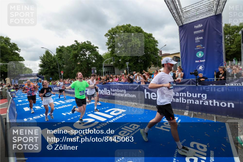 29.06.2025 - hella hamburg halbmarathon Zöllner http://msf.ph/oto/8445063 29.06.2025 10:57:24 Ziel 2417, 2676, 5926, 6272, 8585, 9450, 9727, 9934, 10383, 12014, 12590, 13664, 15229, 16625, 16830, 17160, 17779, 17848 meine-sportfotos.de