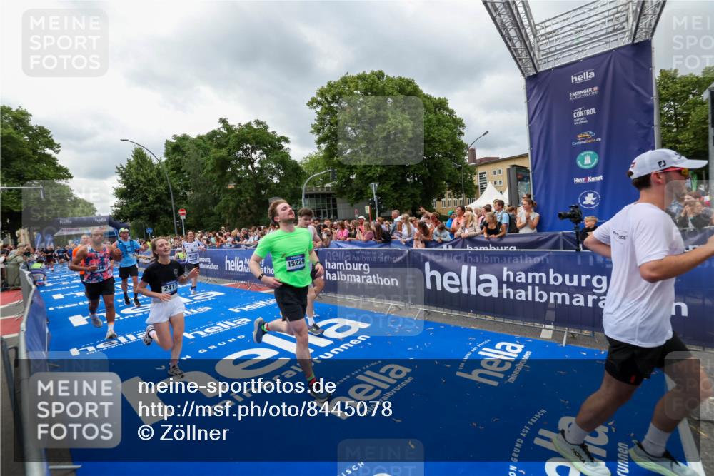 29.06.2025 - hella hamburg halbmarathon Zöllner http://msf.ph/oto/8445078 29.06.2025 10:57:24 Ziel 2417, 2676, 5926, 6272, 8585, 9450, 9727, 9934, 10383, 12014, 12590, 13664, 15229, 16625, 16830, 17160, 17779, 17848 meine-sportfotos.de