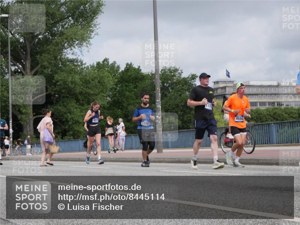 29.06.2025 - hella hamburg halbmarathon Luisa Fischer http://msf.ph/oto/8445114 29.06.2025 10:27:05 Kennedybrücke 9217, 17385, 1179, 4684, 3034, 3285, 4464, 4684, 5406, 6502, 9217, 10649 meine-sportfotos.de