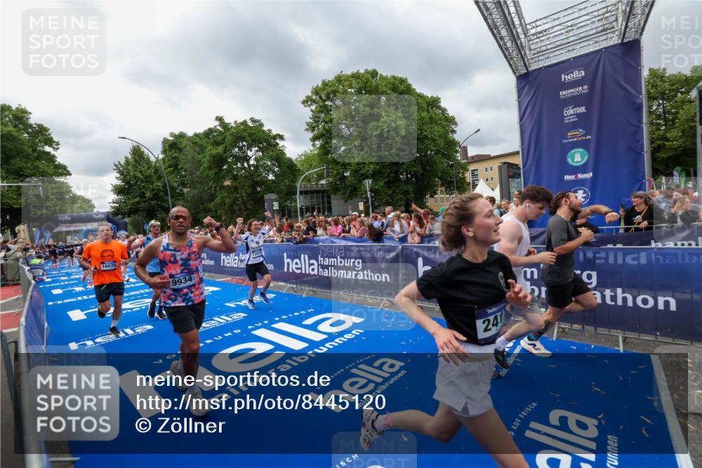 29.06.2025 - hella hamburg halbmarathon Zöllner http://msf.ph/oto/8445120 29.06.2025 10:57:25 Ziel 2417, 5926, 6272, 8585, 9450, 9727, 9934, 12014, 12590, 13394, 13664, 15229, 16625, 16830, 17160, 17779, 17828 meine-sportfotos.de