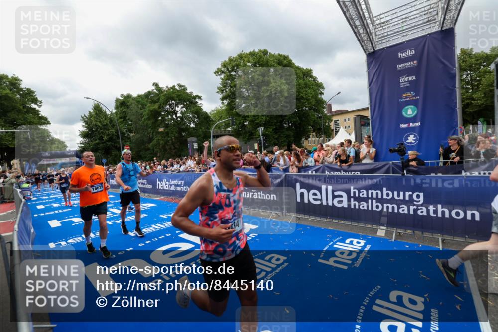 29.06.2025 - hella hamburg halbmarathon Zöllner http://msf.ph/oto/8445140 29.06.2025 10:57:25 Ziel 2417, 5926, 6272, 8585, 9450, 9727, 9934, 12014, 12590, 13394, 13664, 15229, 16625, 16830, 17160, 17779, 17828 meine-sportfotos.de
