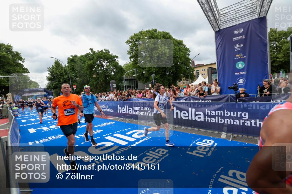 29.06.2025 - hella hamburg halbmarathon Zöllner http://msf.ph/oto/8445151 29.06.2025 10:57:26 Ziel 2417, 5926, 6272, 6281, 6302, 9450, 9727, 9934, 12014, 12590, 13394, 13664, 15695, 16625, 16830, 17160, 17779, 17828 meine-sportfotos.de