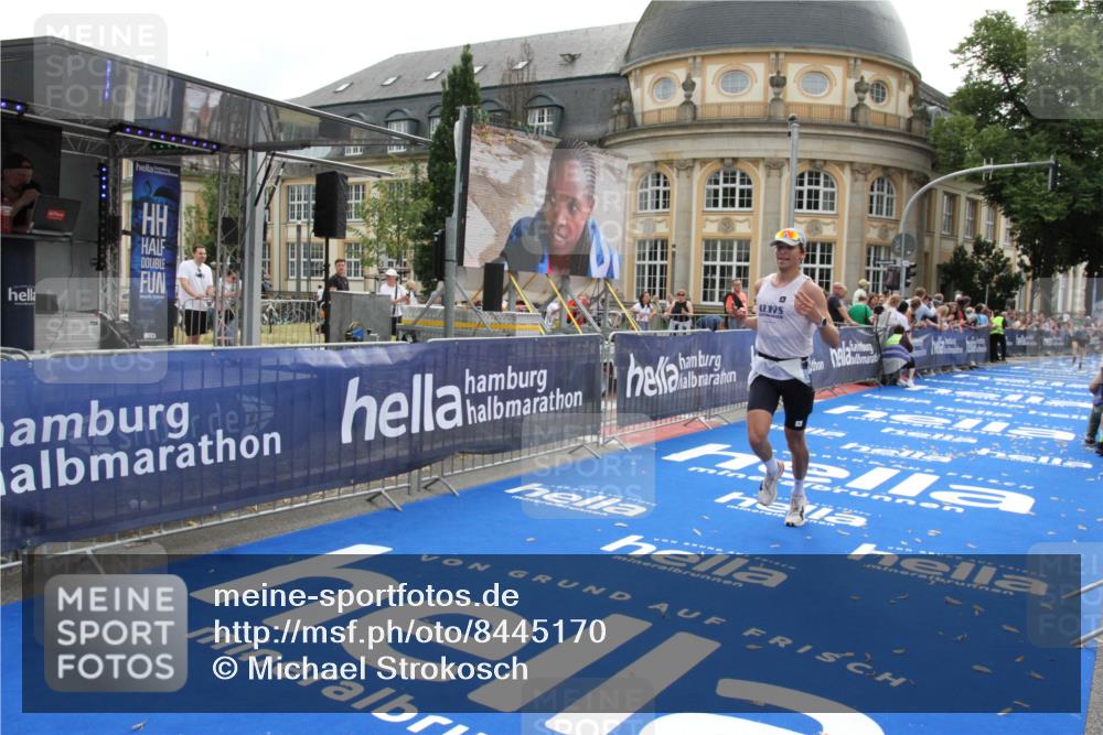 29.06.2025 - hella hamburg halbmarathon Michael Strokosch http://msf.ph/oto/8445170 29.06.2025 10:26:56 Ziel 5344, 9079, 12992, 15023 meine-sportfotos.de