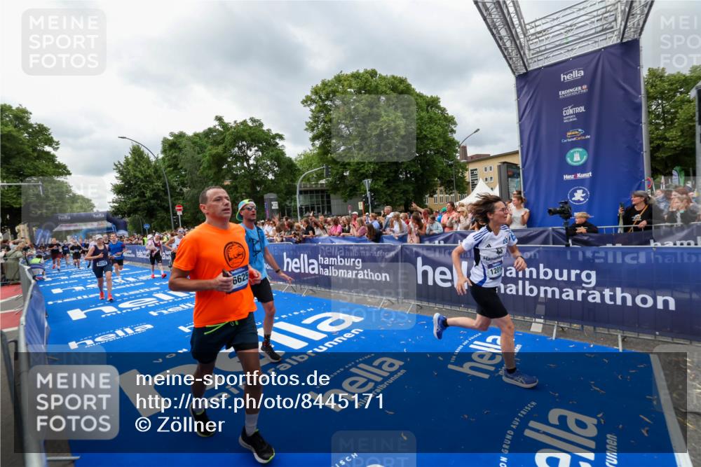 29.06.2025 - hella hamburg halbmarathon Zöllner http://msf.ph/oto/8445171 29.06.2025 10:57:26 Ziel 2417, 5926, 6272, 6281, 6302, 9450, 9727, 9934, 12014, 12590, 13394, 13664, 15695, 16625, 16830, 17160, 17779, 17828 meine-sportfotos.de
