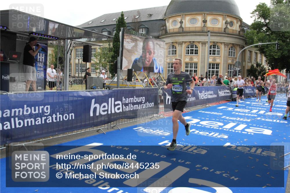 29.06.2025 - hella hamburg halbmarathon Michael Strokosch http://msf.ph/oto/8445235 29.06.2025 10:27:01 Ziel 9079, 12641, 12992, 13780, 13956, 15023, 15671, 19050 meine-sportfotos.de