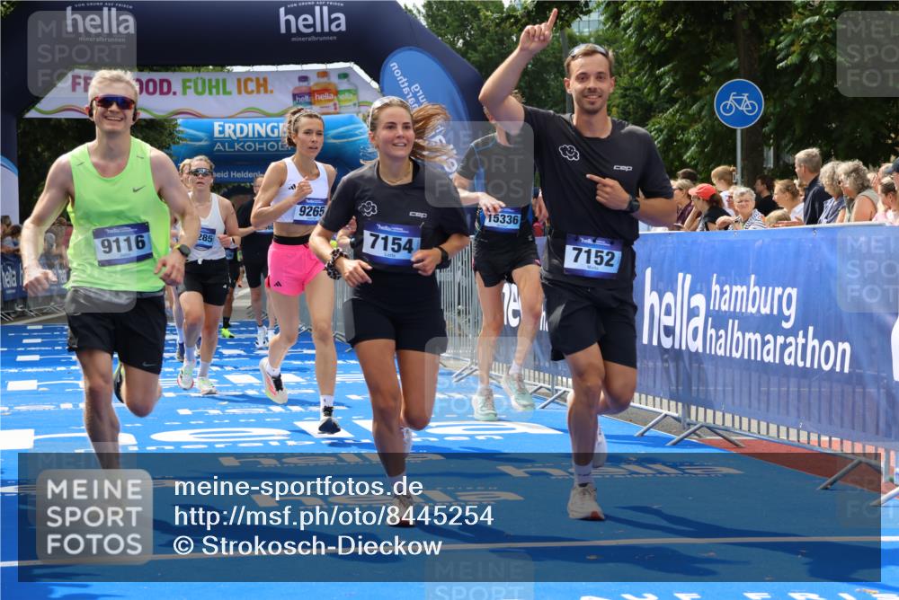 29.06.2025 - hella hamburg halbmarathon Strokosch-Dieckow http://msf.ph/oto/8445254 29.06.2025 10:39:32 Ziel 1343, 1358, 2546, 2972, 4888, 7152, 7154, 8346, 9116, 9265, 11284, 11806, 12372, 14077, 15094, 15336, 15828, 15965, 17215, 17360, 17425, 18154, 18285, 18803 meine-sportfotos.de