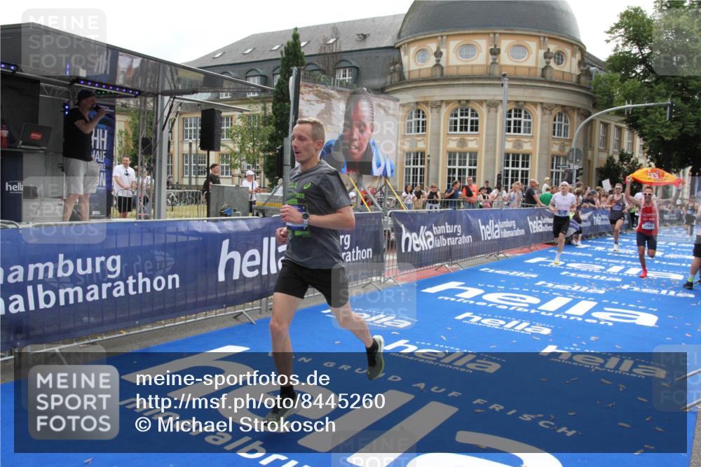 29.06.2025 - hella hamburg halbmarathon Michael Strokosch http://msf.ph/oto/8445260 29.06.2025 10:27:02 Ziel 9079, 12641, 12992, 13780, 13956, 14828, 15023, 15671, 19050 meine-sportfotos.de