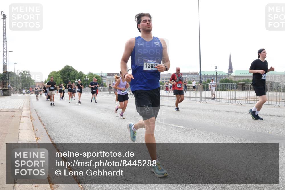 29.06.2025 - hella hamburg halbmarathon Lena Gebhardt http://msf.ph/oto/8445288 29.06.2025 10:29:56 Lombardsbrücke 4580, 13031, 12309, 1794, 1063, 1097, 1547, 1661, 1694, 2302, 2699, 3443, 3524, 3573, 3613, 4395, 4580, 5063, 5322, 5350, 6285, 6598, 6616, 6626, 7517, 7832, 8388, 8792, 8941, 9095, 9937, 10162, 10322, 10996, 11249, 11269, 11376, 11444, 11634, 12086, 12216, 12227, 12305, 12504, 12537, 12710, 13031, 13382, 13810, 14304, 15266, 16182, 16306, 16601, 16604, 16659, 16662, 16735, 16769, 17529, 17945, 18385, 18503 meine-sportfotos.de