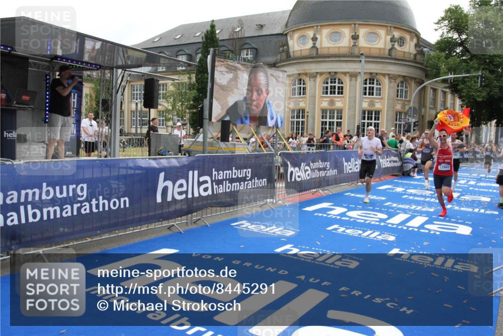 29.06.2025 - hella hamburg halbmarathon Michael Strokosch http://msf.ph/oto/8445291 29.06.2025 10:27:02 Ziel 9079, 12641, 12992, 13780, 13956, 14828, 15023, 15671, 19050 meine-sportfotos.de