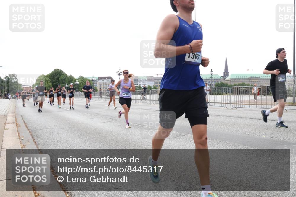29.06.2025 - hella hamburg halbmarathon Lena Gebhardt http://msf.ph/oto/8445317 29.06.2025 10:29:56 Lombardsbrücke 4580, 13031, 17945, 1063, 1097, 1547, 1661, 1694, 2302, 2699, 3443, 3524, 3573, 3613, 4395, 4580, 5063, 5322, 5350, 6285, 6598, 6616, 6626, 7517, 7832, 8388, 8792, 8941, 9095, 9937, 10162, 10322, 10996, 11249, 11269, 11376, 11444, 11634, 12086, 12216, 12227, 12305, 12504, 12537, 12710, 13031, 13382, 13810, 14304, 15266, 16182, 16306, 16601, 16604, 16659, 16662, 16735, 16769, 17529, 17945, 18385, 18503 meine-sportfotos.de