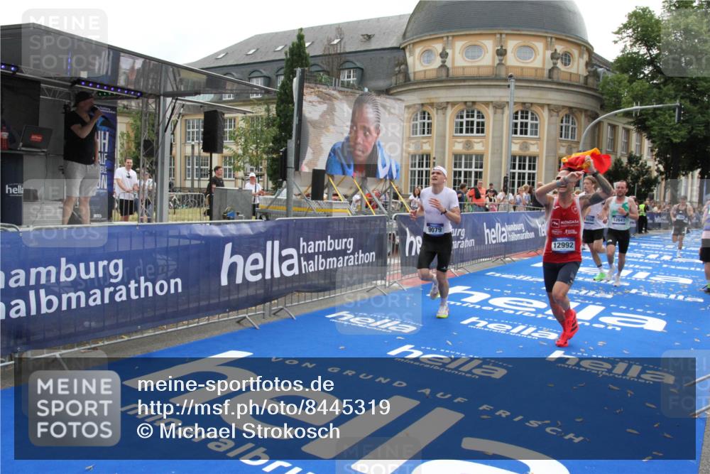 29.06.2025 - hella hamburg halbmarathon Michael Strokosch http://msf.ph/oto/8445319 29.06.2025 10:27:03 Ziel 9079, 12641, 12992, 13780, 13956, 14828, 15023, 15671, 19050 meine-sportfotos.de