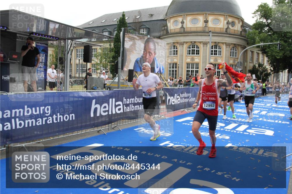 29.06.2025 - hella hamburg halbmarathon Michael Strokosch http://msf.ph/oto/8445344 29.06.2025 10:27:03 Ziel 9079, 12641, 12992, 13780, 13956, 14828, 15023, 15671, 19050 meine-sportfotos.de
