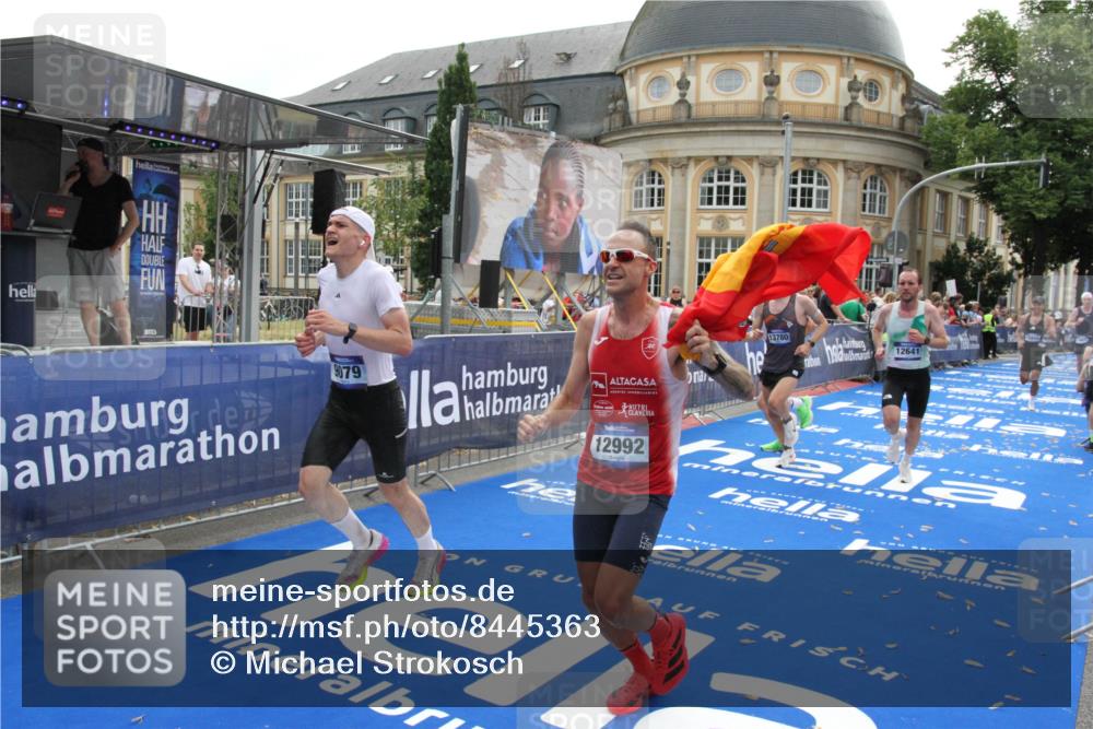 29.06.2025 - hella hamburg halbmarathon Michael Strokosch http://msf.ph/oto/8445363 29.06.2025 10:27:04 Ziel 9079, 12641, 12992, 13780, 13956, 14828, 15671, 19050 meine-sportfotos.de