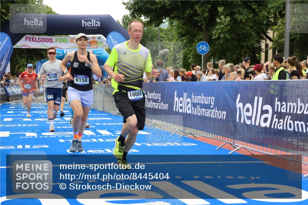 29.06.2025 - hella hamburg halbmarathon Strokosch-Dieckow http://msf.ph/oto/8445404 29.06.2025 10:49:17 Ziel 2013, 4183, 4185, 6158, 8112, 9348, 10053, 10189, 11819, 12670, 13450, 14526, 15422, 15523, 15784, 15894, 15966, 16369, 16731 meine-sportfotos.de