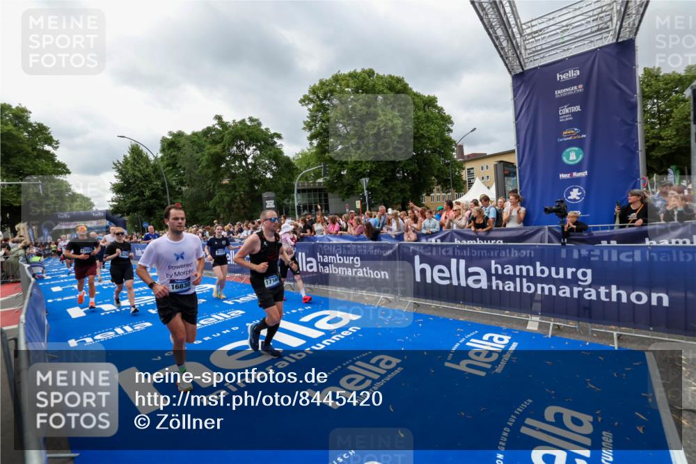 29.06.2025 - hella hamburg halbmarathon Zöllner http://msf.ph/oto/8445420 29.06.2025 10:57:31 Ziel 3435, 5015, 5134, 5728, 6281, 6302, 8393, 9727, 12144, 13245, 13394, 15695, 16093, 16830, 17160, 17758, 17828 meine-sportfotos.de