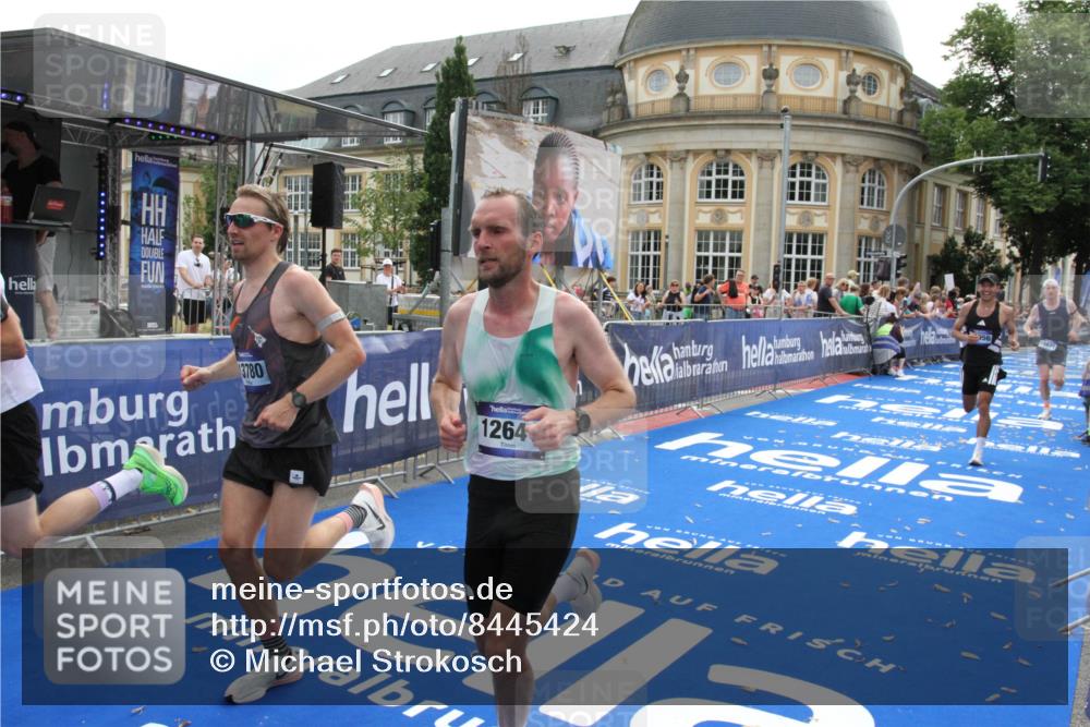 29.06.2025 - hella hamburg halbmarathon Michael Strokosch http://msf.ph/oto/8445424 29.06.2025 10:27:05 Ziel 9079, 12641, 12992, 13780, 13956, 14828, 15671, 19050 meine-sportfotos.de
