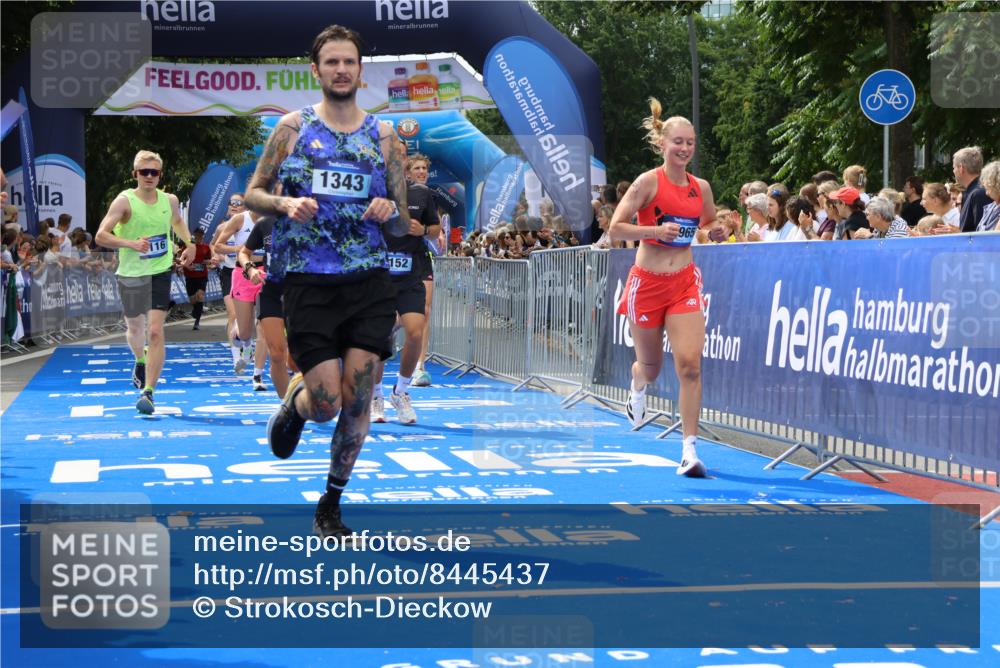 29.06.2025 - hella hamburg halbmarathon Strokosch-Dieckow http://msf.ph/oto/8445437 29.06.2025 10:39:30 Ziel 1343, 2546, 2972, 6152, 7152, 7154, 8346, 9116, 9265, 11284, 11806, 12335, 12372, 14077, 15013, 15094, 15336, 15828, 15965, 17215, 17360, 18154, 18285, 18803 meine-sportfotos.de