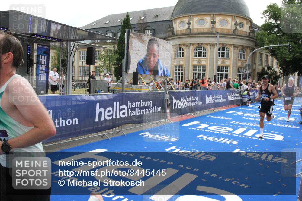 29.06.2025 - hella hamburg halbmarathon Michael Strokosch http://msf.ph/oto/8445445 29.06.2025 10:27:05 Ziel 9079, 12641, 12992, 13780, 13956, 14828, 15671, 19050 meine-sportfotos.de