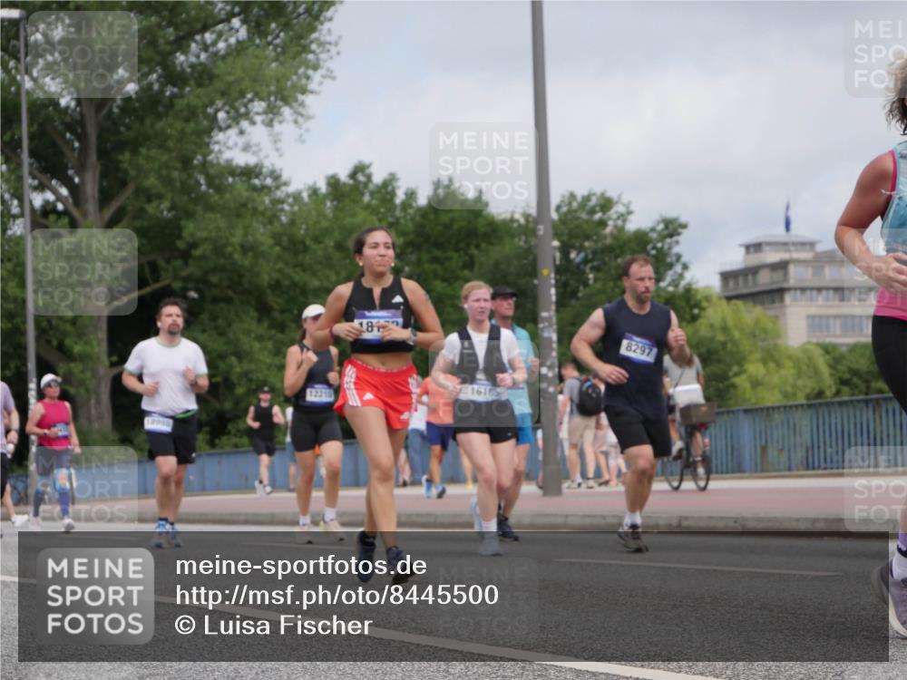 29.06.2025 - hella hamburg halbmarathon Luisa Fischer http://msf.ph/oto/8445500 29.06.2025 10:27:33 Kennedybrücke 18998, 12210, 1815, 16185, 8297, 1545, 3579, 4646, 4993, 5055, 5160, 5258, 5260, 8141, 8297, 8717, 9603 meine-sportfotos.de