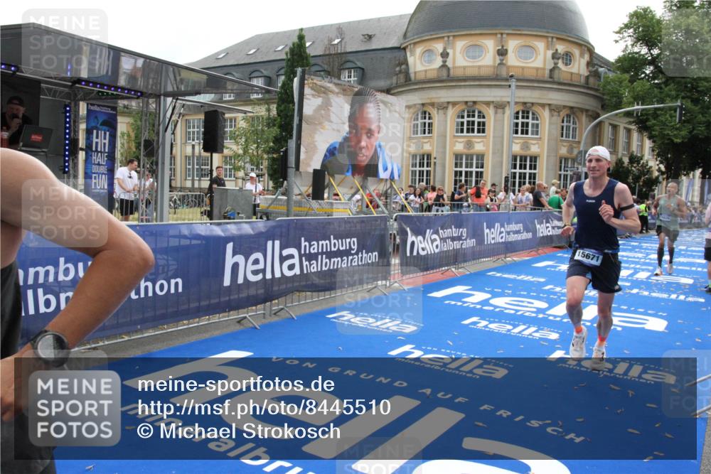 29.06.2025 - hella hamburg halbmarathon Michael Strokosch http://msf.ph/oto/8445510 29.06.2025 10:27:07 Ziel 12641, 13780, 13956, 14828, 15671 meine-sportfotos.de
