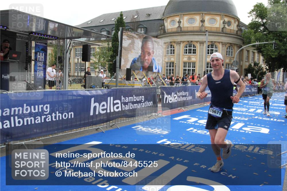 29.06.2025 - hella hamburg halbmarathon Michael Strokosch http://msf.ph/oto/8445525 29.06.2025 10:27:07 Ziel 12641, 13780, 13956, 14828, 15671 meine-sportfotos.de
