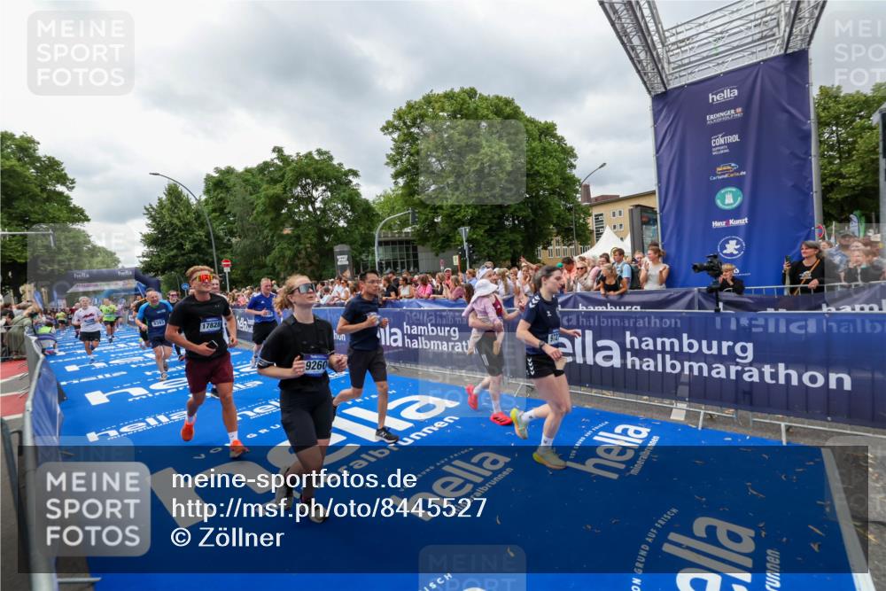 29.06.2025 - hella hamburg halbmarathon Zöllner http://msf.ph/oto/8445527 29.06.2025 10:57:32 Ziel 2236, 3435, 4502, 5015, 5134, 5728, 6281, 6302, 8393, 9727, 12144, 13245, 13394, 15695, 16093, 16830, 17160, 17758, 17828 meine-sportfotos.de