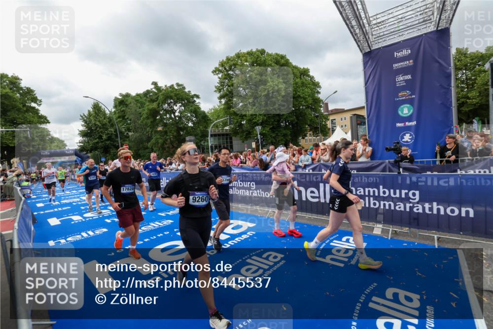 29.06.2025 - hella hamburg halbmarathon Zöllner http://msf.ph/oto/8445537 29.06.2025 10:57:32 Ziel 2236, 3435, 4502, 5015, 5134, 5728, 6281, 6302, 8393, 9727, 12144, 13245, 13394, 15695, 16093, 16830, 17160, 17758, 17828 meine-sportfotos.de
