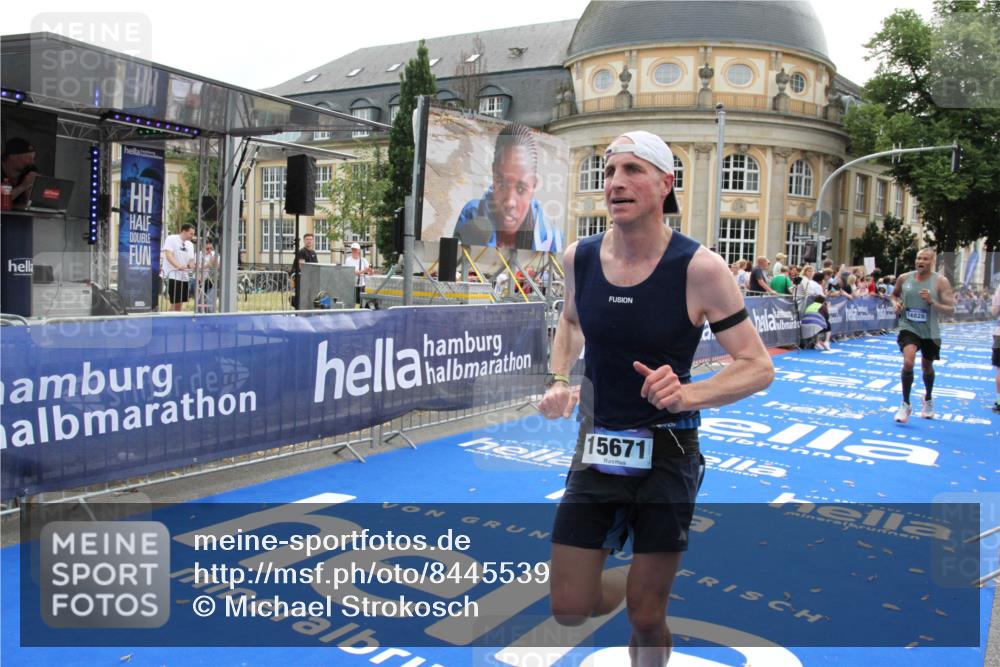 29.06.2025 - hella hamburg halbmarathon Michael Strokosch http://msf.ph/oto/8445539 29.06.2025 10:27:08 Ziel 13956, 14828, 15671 meine-sportfotos.de
