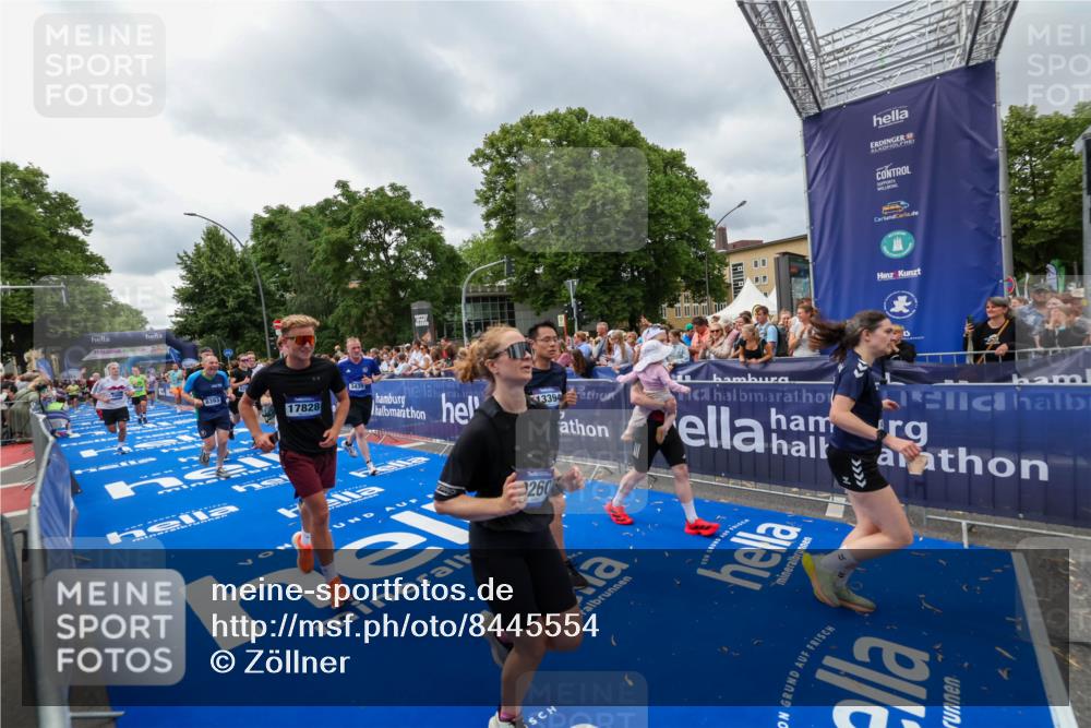 29.06.2025 - hella hamburg halbmarathon Zöllner http://msf.ph/oto/8445554 29.06.2025 10:57:33 Ziel 2236, 3435, 4502, 5015, 5134, 5728, 6281, 6302, 8393, 9727, 12144, 13245, 13394, 15695, 16093, 17758, 17828 meine-sportfotos.de
