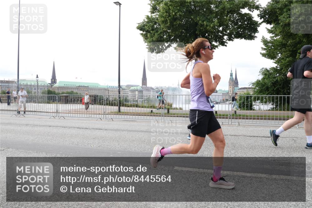 29.06.2025 - hella hamburg halbmarathon Lena Gebhardt http://msf.ph/oto/8445564 29.06.2025 10:29:58 Lombardsbrücke 1063, 1097, 1547, 1661, 1694, 2302, 2699, 3443, 3524, 3573, 3613, 4395, 4580, 5063, 5322, 5350, 6598, 6616, 6626, 7517, 7832, 8388, 8792, 8941, 9095, 9937, 10162, 10322, 10996, 11249, 11269, 11376, 11444, 11634, 12086, 12216, 12227, 12305, 12504, 12537, 12710, 13031, 13382, 13810, 14304, 15266, 16182, 16306, 16601, 16604, 16662, 16735, 16769, 17529, 17945, 18046, 18385, 18503 meine-sportfotos.de
