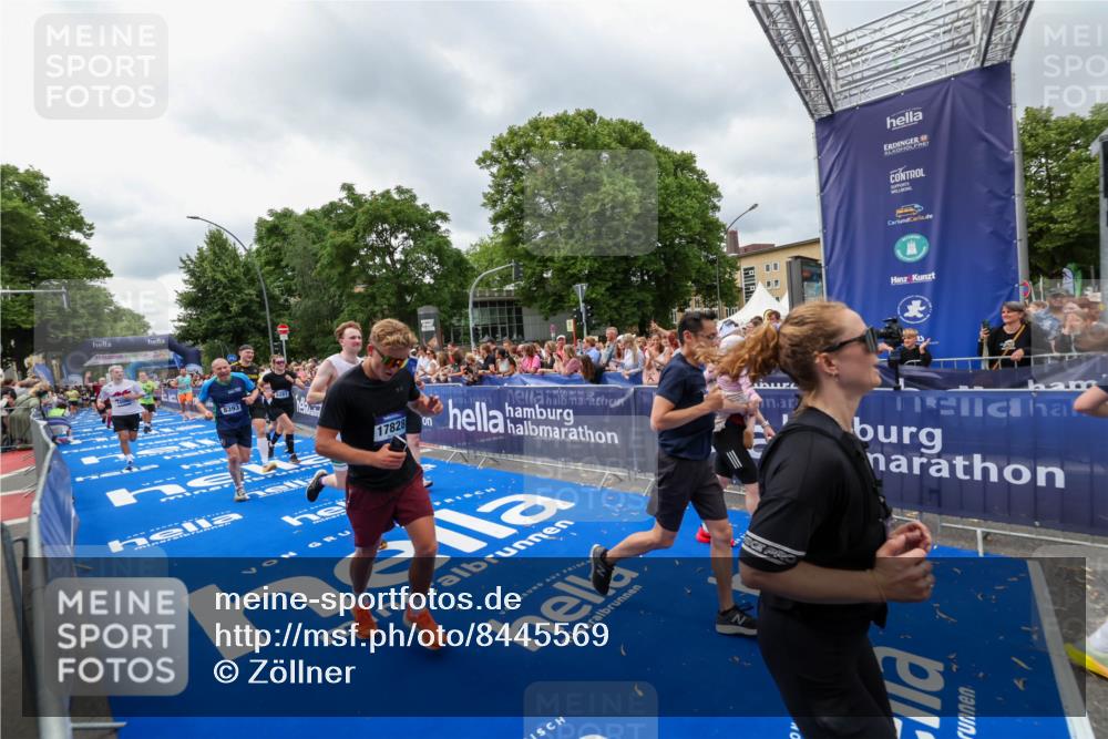 29.06.2025 - hella hamburg halbmarathon Zöllner http://msf.ph/oto/8445569 29.06.2025 10:57:33 Ziel 2236, 3435, 4502, 5015, 5134, 5728, 6281, 6302, 8393, 9727, 12144, 13245, 13394, 15695, 16093, 17758, 17828 meine-sportfotos.de
