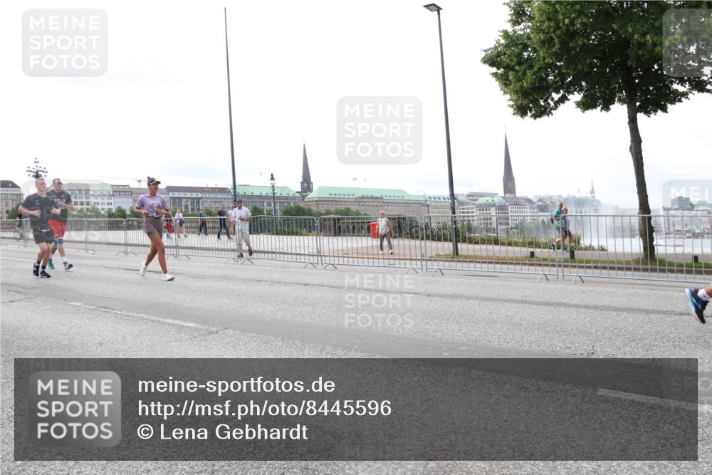 29.06.2025 - hella hamburg halbmarathon Lena Gebhardt http://msf.ph/oto/8445596 29.06.2025 10:29:58 Lombardsbrücke 1063, 1097, 1547, 1661, 1694, 2302, 2699, 3443, 3524, 3573, 3613, 4395, 4580, 5063, 5322, 5350, 6598, 6616, 6626, 7517, 7832, 8388, 8792, 8941, 9095, 9937, 10162, 10322, 10996, 11249, 11269, 11376, 11444, 11634, 12086, 12216, 12227, 12305, 12504, 12537, 12710, 13031, 13382, 13810, 14304, 15266, 16182, 16306, 16601, 16604, 16662, 16735, 16769, 17529, 17945, 18046, 18385, 18503 meine-sportfotos.de