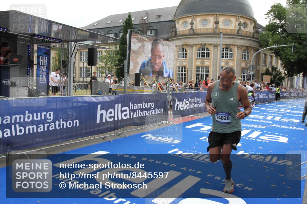29.06.2025 - hella hamburg halbmarathon Michael Strokosch http://msf.ph/oto/8445597 29.06.2025 10:27:09 Ziel 14828, 15671 meine-sportfotos.de