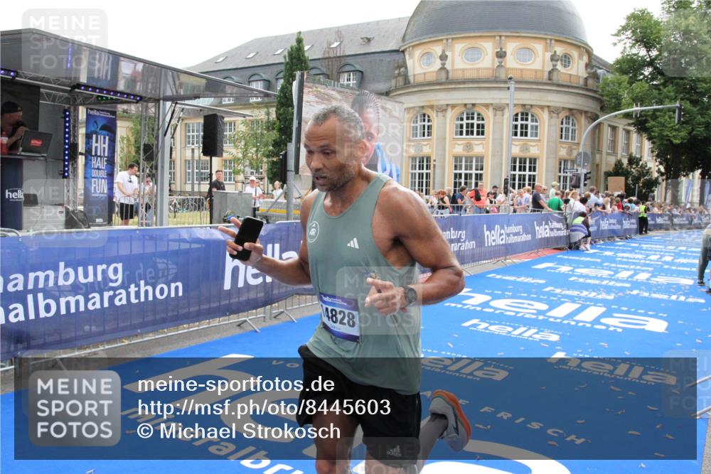 29.06.2025 - hella hamburg halbmarathon Michael Strokosch http://msf.ph/oto/8445603 29.06.2025 10:27:09 Ziel 14828, 15671 meine-sportfotos.de
