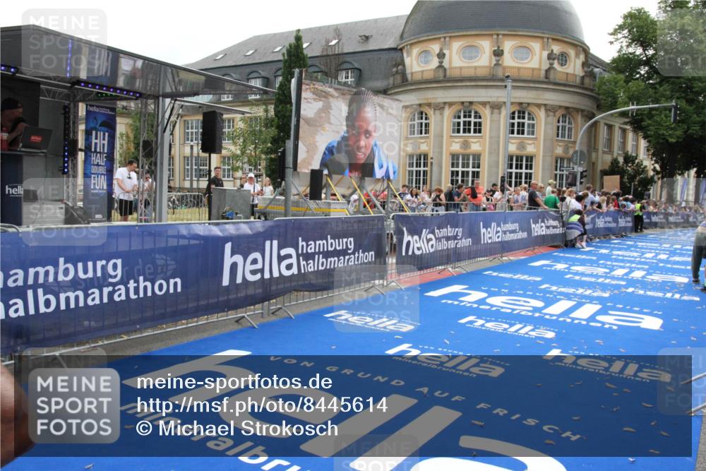 29.06.2025 - hella hamburg halbmarathon Michael Strokosch http://msf.ph/oto/8445614 29.06.2025 10:27:10 Ziel 14828 meine-sportfotos.de