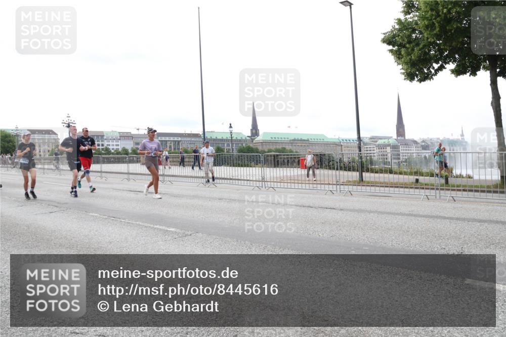 29.06.2025 - hella hamburg halbmarathon Lena Gebhardt http://msf.ph/oto/8445616 29.06.2025 10:29:58 Lombardsbrücke 1063, 1097, 1547, 1661, 1694, 2302, 2699, 3443, 3524, 3573, 3613, 4395, 4580, 5063, 5322, 5350, 6598, 6616, 6626, 7517, 7832, 8388, 8792, 8941, 9095, 9937, 10162, 10322, 10996, 11249, 11269, 11376, 11444, 11634, 12086, 12216, 12227, 12305, 12504, 12537, 12710, 13031, 13382, 13810, 14304, 15266, 16182, 16306, 16601, 16604, 16662, 16735, 16769, 17529, 17945, 18046, 18385, 18503 meine-sportfotos.de