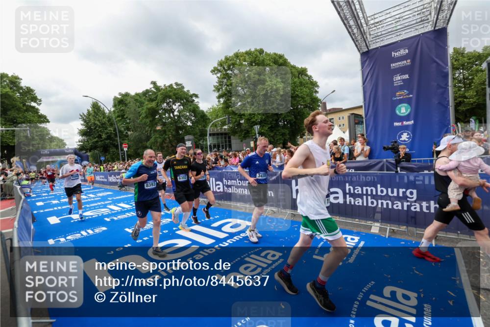 29.06.2025 - hella hamburg halbmarathon Zöllner http://msf.ph/oto/8445637 29.06.2025 10:57:34 Ziel 2236, 2652, 3435, 4502, 5015, 5134, 5457, 5458, 5728, 6281, 6302, 8393, 12144, 13245, 13394, 15695, 16093, 17758, 17828 meine-sportfotos.de