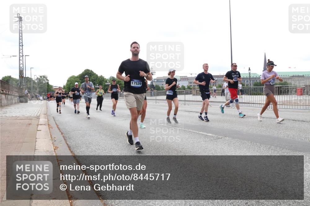 29.06.2025 - hella hamburg halbmarathon Lena Gebhardt http://msf.ph/oto/8445717 29.06.2025 10:30:00 Lombardsbrücke 3613, 17529, 1444, 506, 1063, 1097, 1547, 1694, 2302, 2699, 3443, 3524, 3573, 3613, 4395, 4580, 5063, 5322, 5350, 6598, 6616, 6626, 7517, 7832, 8388, 8792, 8941, 9095, 9937, 10162, 10996, 11269, 11376, 11444, 11634, 12086, 12216, 12227, 12305, 12504, 12537, 12710, 13031, 13418, 13810, 14304, 15266, 16182, 16306, 16601, 16604, 16735, 16769, 17529, 17945, 18046, 18385, 18503, 18671 meine-sportfotos.de