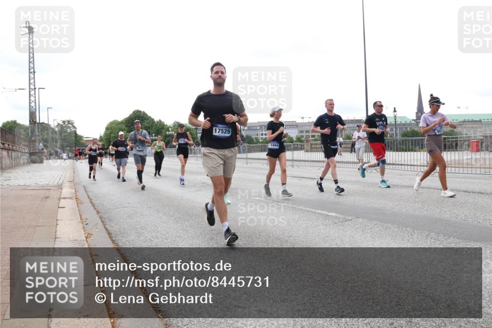29.06.2025 - hella hamburg halbmarathon Lena Gebhardt http://msf.ph/oto/8445731 29.06.2025 10:30:00 Lombardsbrücke 1016, 17529, 11444, 1063, 1097, 1547, 1694, 2302, 2699, 3443, 3524, 3573, 3613, 4395, 4580, 5063, 5322, 5350, 6598, 6616, 6626, 7517, 7832, 8388, 8792, 8941, 9095, 9937, 10162, 10996, 11269, 11376, 11444, 11634, 12086, 12216, 12227, 12305, 12504, 12537, 12710, 13031, 13418, 13810, 14304, 15266, 16182, 16306, 16601, 16604, 16735, 16769, 17529, 17945, 18046, 18385, 18503, 18671 meine-sportfotos.de