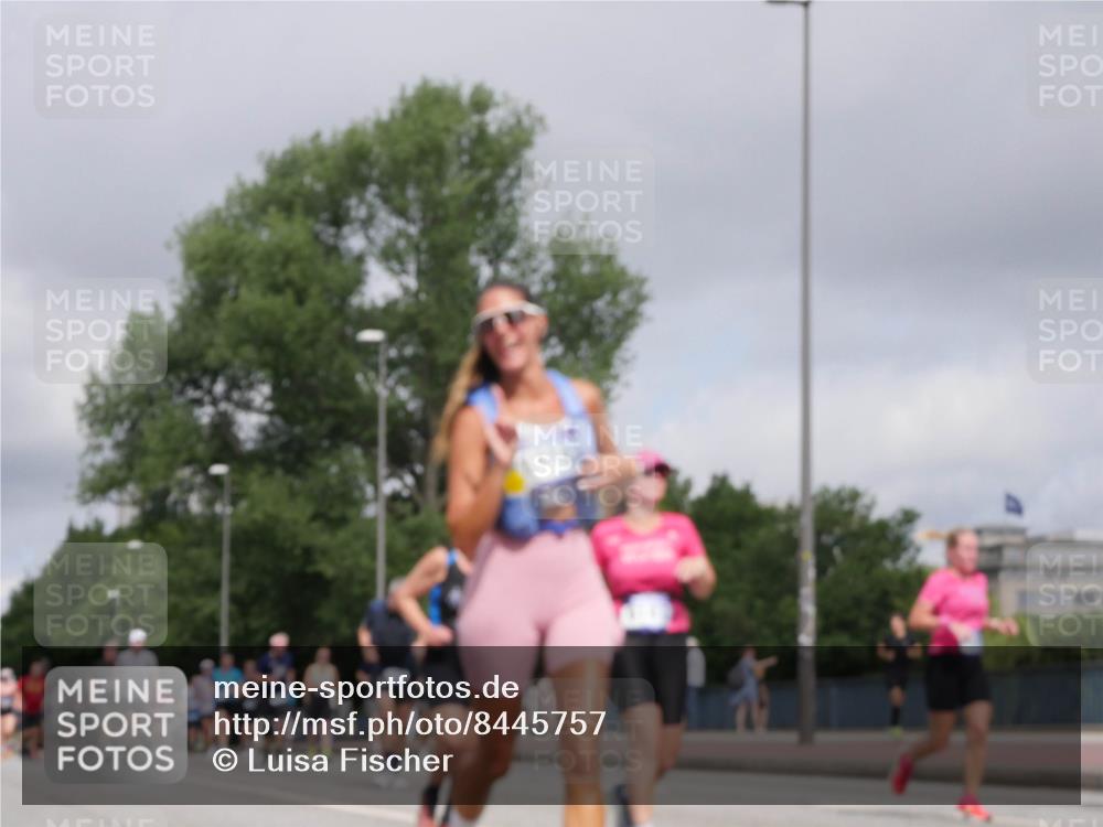 29.06.2025 - hella hamburg halbmarathon Luisa Fischer http://msf.ph/oto/8445757 29.06.2025 10:27:49 Kennedybrücke 1389, 4162, 5039, 5954, 7426, 7920, 8187, 8918, 8920 meine-sportfotos.de