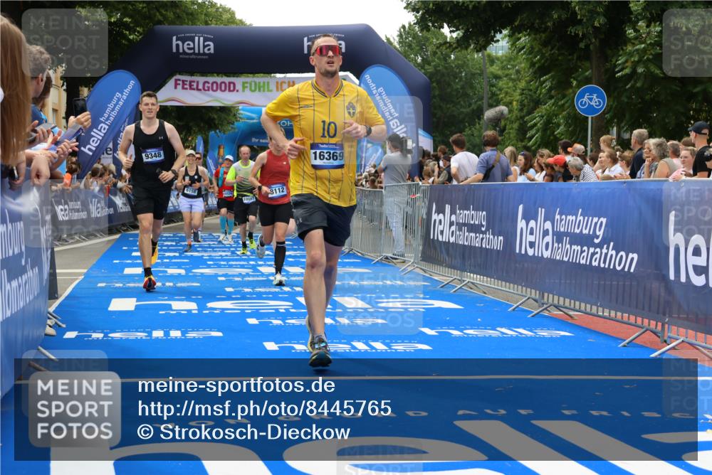 29.06.2025 - hella hamburg halbmarathon Strokosch-Dieckow http://msf.ph/oto/8445765 29.06.2025 10:49:14 Ziel 2013, 4183, 4185, 6158, 6389, 8112, 9348, 10053, 10184, 10189, 11819, 13450, 14526, 15422, 15523, 16369, 16414, 16731, 17173, 18598, 18842 meine-sportfotos.de