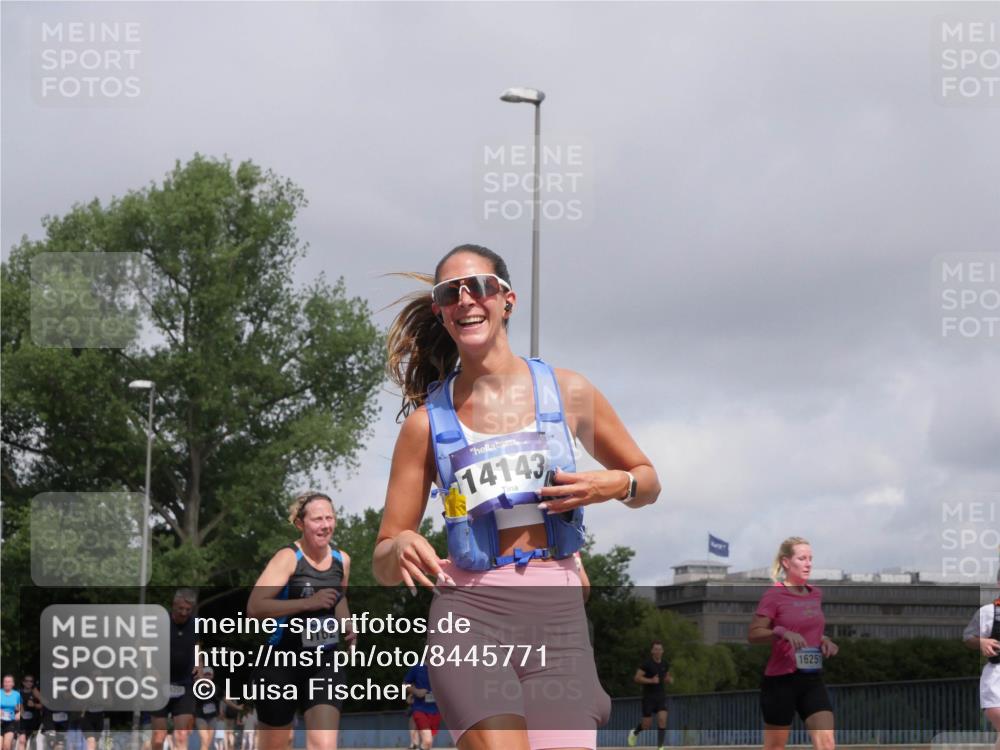 29.06.2025 - hella hamburg halbmarathon Luisa Fischer http://msf.ph/oto/8445771 29.06.2025 10:27:50 Kennedybrücke 7920, 4162, 14143, 16251, 1389, 4162, 5039, 5954, 7426, 7920, 8187, 8918, 8920 meine-sportfotos.de
